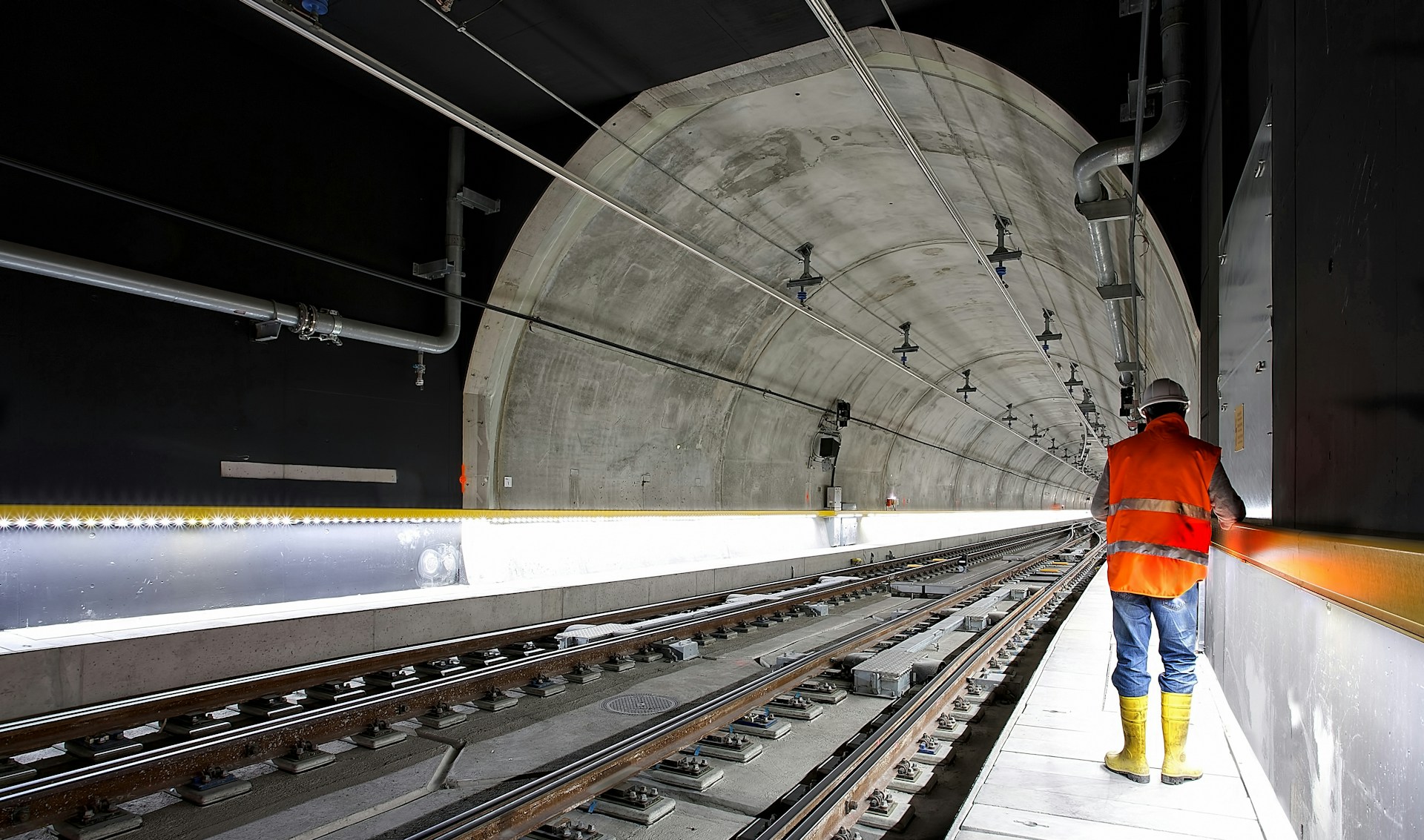 a construction worker in a cross-regional tunnel under construction